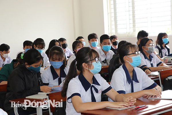 Học sinh Trường THPT Chu Văn An (TP.Biên Hòa) thực hiện đeo khẩu trang y tế trong lớp học