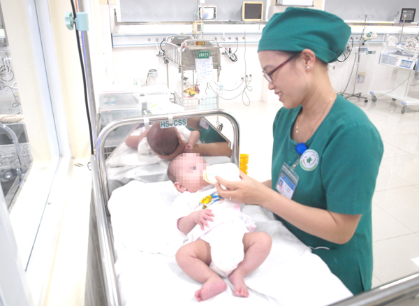 Điều dưỡng Phan Thị Kim chăm sóc một trẻ sơ sinh vào viện cách đây 2 tháng khi bé chỉ nặng 1,2kg