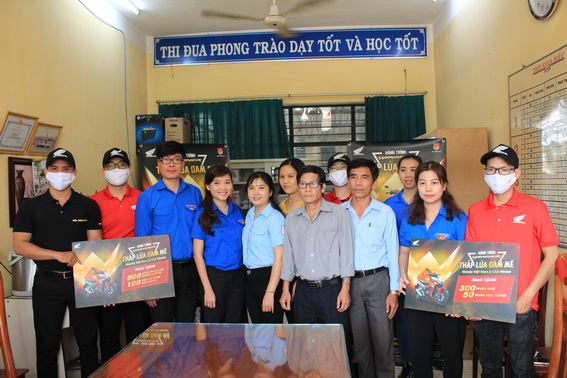 Đại diện Công ty Honda Việt Nam, Tỉnh đoàn trao tặng các phần quà cho Ban giám hiệu Trường tiểu học Trần Văn Ơn 