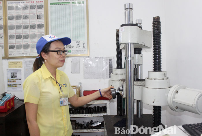 Công ty TNHH công nghiệp Kiến Đạt ở Khu công nghiệp Agtex Long Bình (TP.Biên Hòa) sử dụng máy móc hiện đại sản xuất ốc vít cung ứng cho những tập đoàn lớn trên thế giới. Ảnh: H.Giang