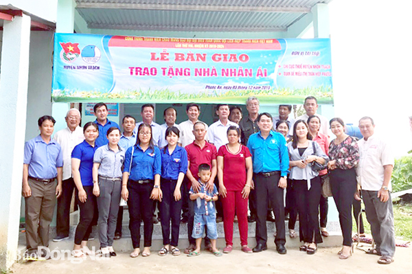 Huyện đoàn Nhơn Trạch bàn giao nhà nhân ái cho người dân ở xã Phước An. Ảnh: Ảnh: H.Lộc
