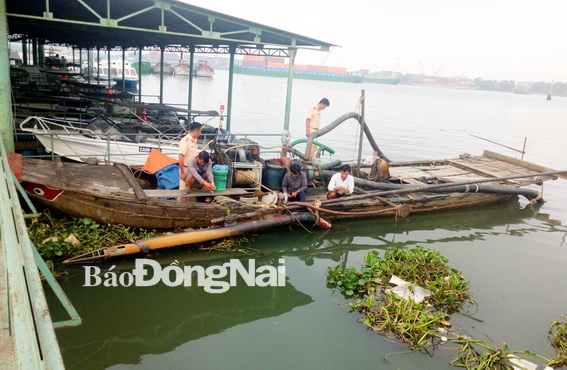 Chiếc ghe khai thác cát trái phép bị lực lượng chức năng phát hiện.