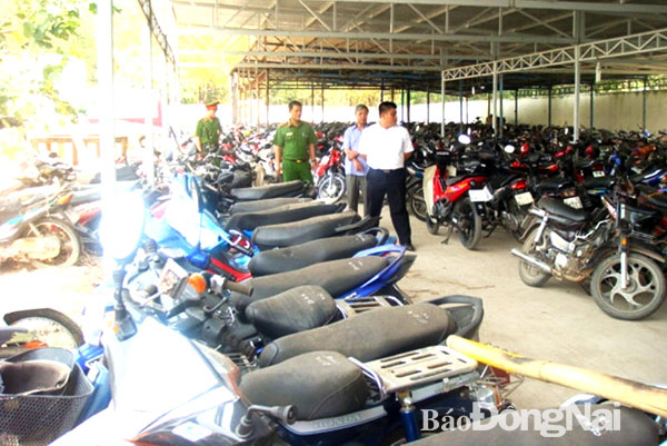 Đoàn giám sát của HĐND tỉnh kiểm tra phương tiện vi phạm giao thông tại bãi giữ xe của Công an H.Long Thành. Ảnh: T.Hải