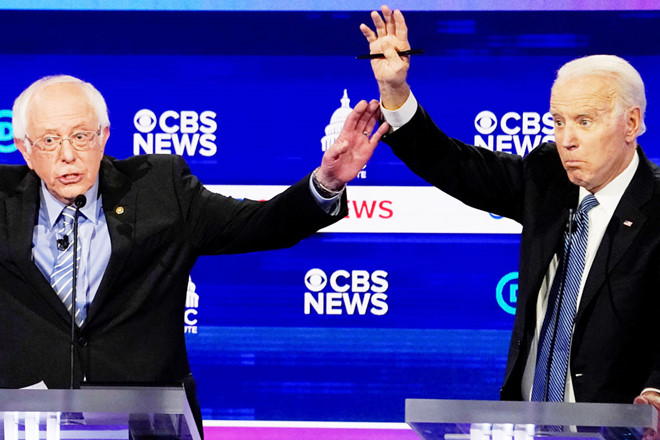 Ông Biden (phải) và ông Sanders (trái) trong một phiên tranh luận ở TP.Charleston, bang Nam Carolina, Mỹ. Ảnh: Reuters