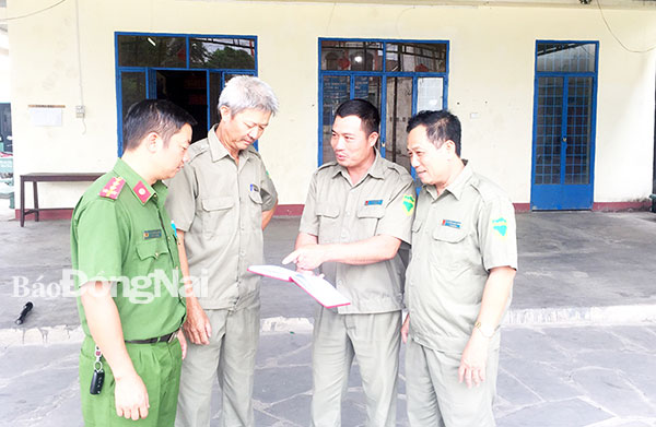 Ông Đỗ Văn Đăng (thứ 2 từ phải qua) tham gia bàn kế hoạch tuần tra trên địa bàn cùng Công an TT.Trảng Bom và Ban Bảo vệ dân phố. Ảnh: H.Nam