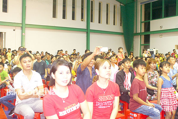 Người lao động tham gia chương trình Tết sum vầy năm 2020 tại Công đoàn khu công nghiệp Biên Hòa do Liên đoàn Lao động tỉnh tổ chức