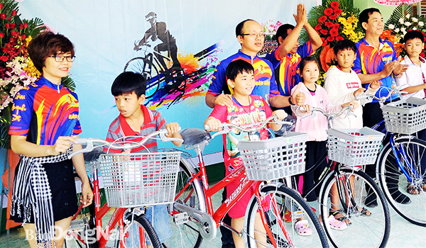 Các thành viên CLB xe đạp Việt - Hoa xã Bàu Hàm (H.Trảng Bom) tặng xe đạp cho học sinh khó khăn. Ảnh: Tấn Trung