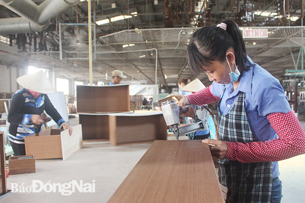 Người lao động Công ty TNHH sản xuất đồ mộc Chien Việt Nam (khu công nghiệp Tam Phước) trong giờ sản xuất.