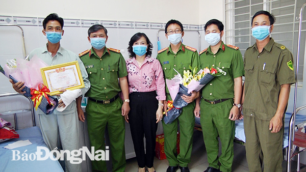 Lãnh đạo UBND huyện, Công an huyện đến thăm, động viên và trao giấy khen cho công an viên Hoàng Quốc Sự