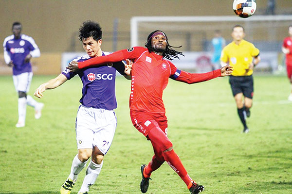 Đình Trọng (CLB Hà Nội, trái) có thêm thời gian hồi phục khi V.League 2020 tạm dừng