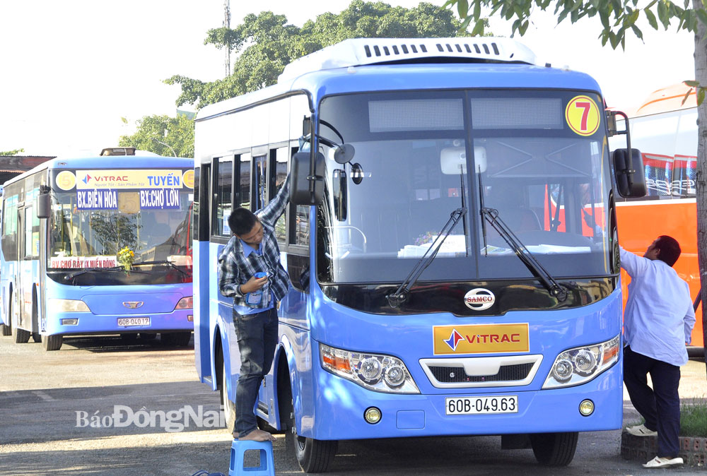 Tuyến xe buýt số 7 được thay mới phương tiện nhằm nâng cao chất lượng phục vụ hành khách. Trong ảnh: Nhân viên vệ sinh xe buýt sau hành trình chở khách ở Bến xe Biên Hòa, Ảnh: V.NGUYÊN