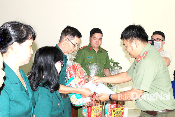 Đoàn Thanh niên Công an tỉnh tặng quà cho cựu thanh niên xung phong ở P.Hiệp Hòa, TP.Biên Hòa vào ngày 14-3. Ảnh: N..Sơn