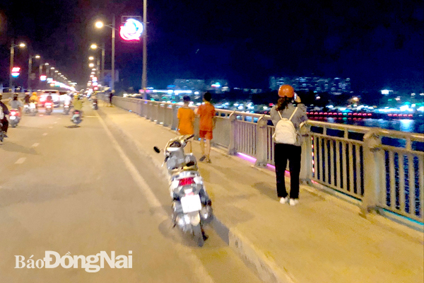 Cầu Hóa An là địa điểm thường xuyên xảy ra tình trạng người dân dừng, đậu xe trên cầu để hóng mát, chụp ảnh, câu cá... (Ảnh chụp vào ngày 17-3-2020)