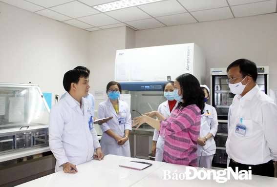 Đoàn công tác kiểm tra điều kiện thực tế tại khoa Vi sinh Bệnh viện Đa khoa Đồng Nai.