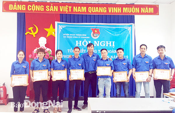 Bí thư Chi đoàn Công ty TNHH Pousung Việt Nam (H.Trảng Bom) Làu Du Tiến khen thưởng thanh niên công nhân tiêu biểu tại hội nghị tổng kết công tác Đoàn năm 2019. Ảnh: L.Mai
