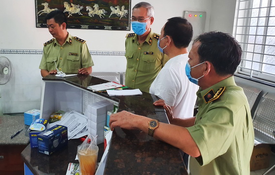Cục QLTT kiểm tra hoạt động kinh doanh các loại khẩu trang y tế, nước sát khuẩn nhanh tại một nhà thuốc tại P.Tân Biên (TP.Biên Hòa) vào ngày 4-2 (Ảnh Hà Thanh Hải)