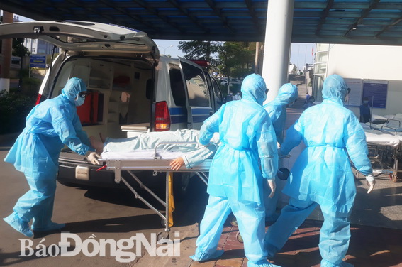 Các y, bác sĩ diễn tập tiếp nhận bệnh nhân nhập viện do SARS-CoV 2