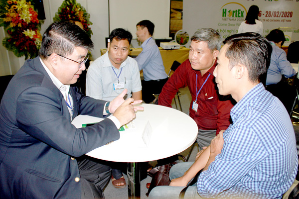 Ông Paul Le gặp gỡ các đối tác muốn chào bán nông sản vào hệ thống siêu thị Big C tại hội nghị quốc tế về công nghệ sản xuất và chế biến rau, hoa, quả (HortEx Vietnam) vừa diễn ra tại TP.HCM
