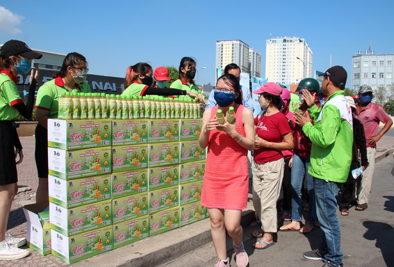 Công ty Thiên Triều An tặng nước uống Ever trước cổng Bệnh viện đa khoa Đồng Nai 