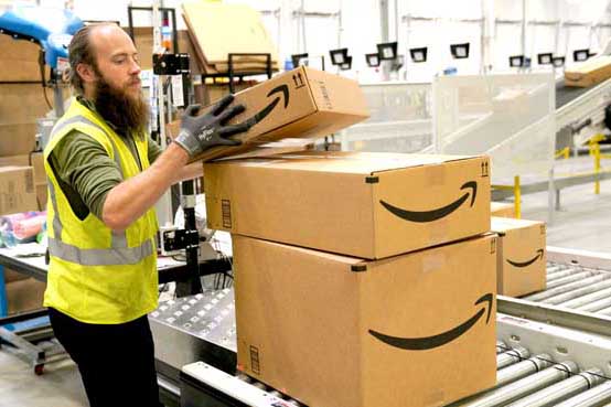 Dù đã tự động hóa cao độ, Amazon vẫn cần đến hàng trăm ngàn công nhân lao động trực tiếp