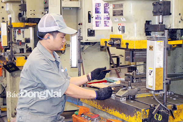 Công nhân Công ty CP Công nghiệp chính xác Việt Nam (H.Trảng Bom) trong giờ sản xuất. Ảnh: N.Hòa