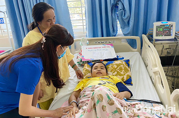Đại diện Hội đồng Đội tỉnh thăm và tặng quà, tiền hỗ trợ cho em Lương Thế Kiệt tại Bệnh viện đa khoa Long Khánh