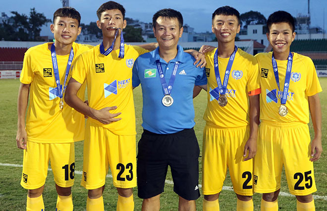 HLV Phạm Văn Quyến cùng các cầu thủ trẻ của mình