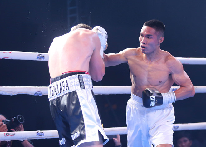 Nguyễn Văn Hải (phải) chạm trán tay đấm Australia tranh đai WBC 2020