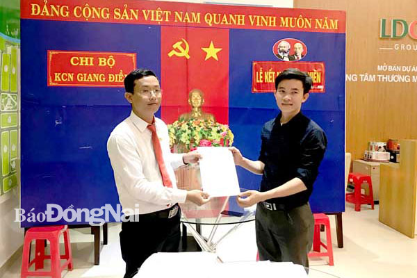 Lễ kết nạp đảng viên mới tại Chi bộ KCN Giang Điền (H.Trảng Bom)