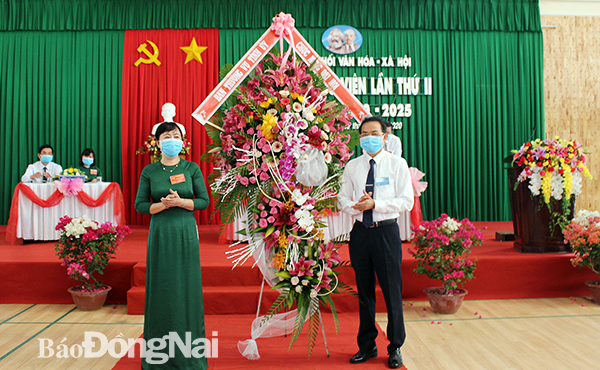  Phó chủ tịch UBND tỉnh Võ Văn Chánh tặng hoa chúc mừng Đại hội