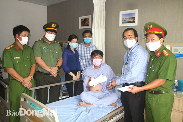Đại diện lãnh đạo UBND TP Biên Hòa, Công an TP Biên Hòa và UBND phường Phước Tân thăm hỏi tặng quà anh Đáng tại bệnh viện