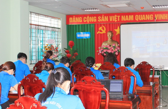 Cán bộ, đoàn viên thanh niên tỉnh Đồng Nai theo dõi chương trình đối thoại