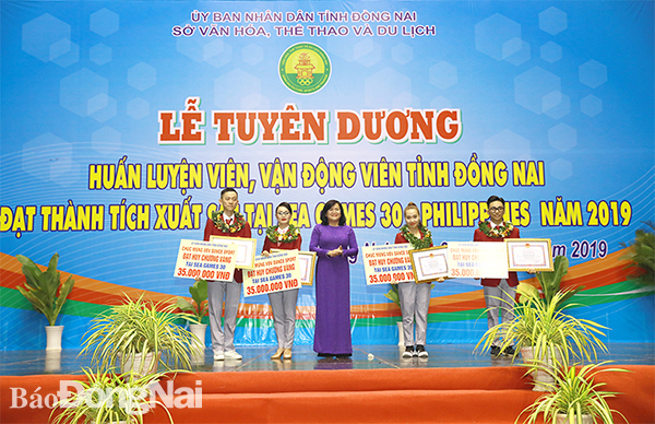 Phó chủ tịch UBND tỉnh Nguyễn Hòa Hiệp trao bằng khen của UBND tỉnh cho các VĐV đạt thành tích cao tại SEA Games 30