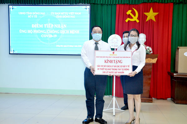 Ảnh lớn: TS-BS.Phan Huy Anh Vũ, Giám đốc Sở Y tế tiếp nhận tiền, vật dụng do doanh nghiệp ủng hộ công tác phòng, chống dịch Covid-19