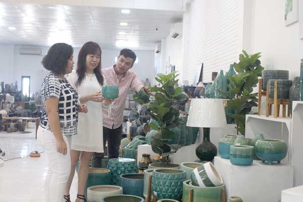 Khách hàng xem sản phẩm gốm mỹ nghệ tại Công ty TNHH Gốm sứ Thái Vinh, TP.Biên Hòa