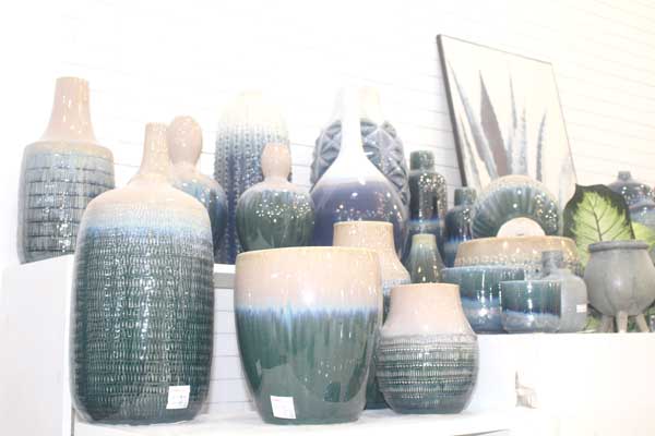 Phần lớn gốm mỹ nghệ của Công ty TNHH Gốm sứ Thái Vinh, TP.Biên Hòa có màu xanh đồng - màu men đặc trưng của gốm truyền thống