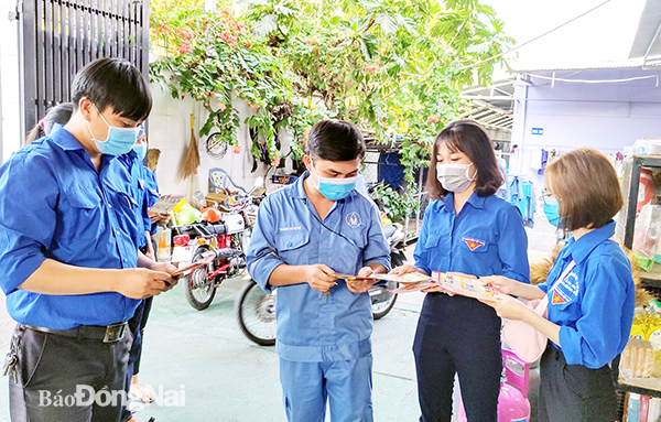 Cán bộ, đoàn viên thanh niên tham gia phát tờ rơi tuyên truyền về dịch bệnh Covid-19 tại khu nhà trọ ở H.Nhơn Trạch. Ảnh: Huyện đoàn Nhơn Trạch cung cấp