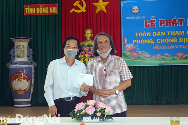 Nhạc sĩ Cao Hồng Sơn trao tặng tiền đoạt giải chung tay phòng, chống dịch covid-19 tại Ủy ban MTTQ Việt Nam tỉnh