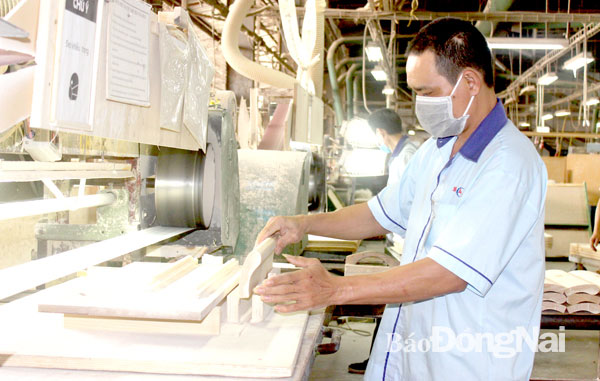 Sản xuất sản phẩm gỗ xuất khẩu tại Công ty TNHH Asy Việt Nam ở Khu công nghiệp Biên Hòa 2 (TP.Biên Hòa). Ảnh: K.Minh