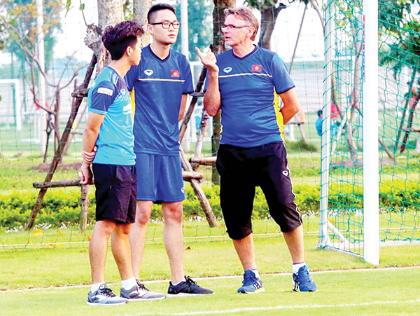 HLV Troussier (phải) tự tin sẽ giúp U.19 Việt Nam đoạt vé chơi vòng chung kết U.19 châu Á như đã làm với bóng đá trẻ Nhật Bản
