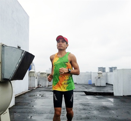 Nguyễn Đạt- chàng trai chạy bộ hơn 42km trên sân thượng chung cư đang cổ vũ rất lớn tinh thần chạy bộ tại nhà trên cộng đồng mạng