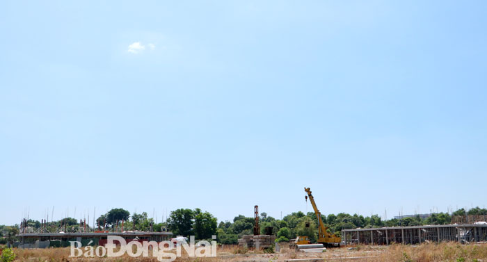 Một bộ phận các hộ dân di dời để thực hiện dự án Xây dựng đường, công viên ven sông Đồng Nai sẽ được bố trí tái định cư tại khu dân cư Bửu Long, P.Bửu Long đang được xây dựng. Ảnh: Q.NHI