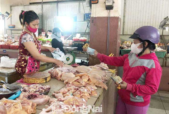 Người dân chọn mua các sản phẩm thịt gà tại chợ Biên Hòa. Ảnh: Hải Quân