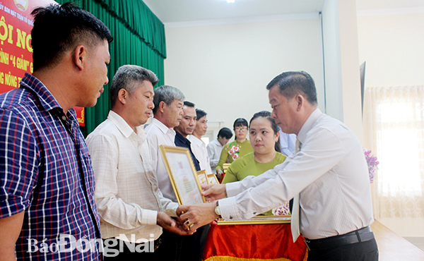 Chủ tịch Ủy ban MTTQ Việt Nam tỉnh Đào Văn Phước trao bằng khen cho các tập thể góp phần xây dựng ấp, khu phố văn hóa năm 2019. Ảnh: L.Na
