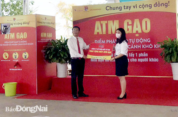 Đại diện Công ty CP đầu tư LDG trao tặng máy “ATM gạo” cho địa phương