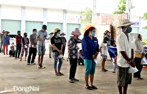 Người dân, người lao động phấn khởi đến “ATM gạo” nhận hỗ trợ