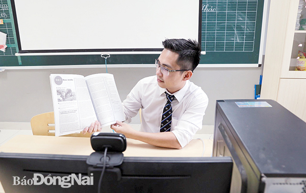 Thầy Ma Trần Khánh dạy tiếng Anh trực tuyến cho học sinh trong thời dịch Covid-19. Ảnh: C.Nghĩa
