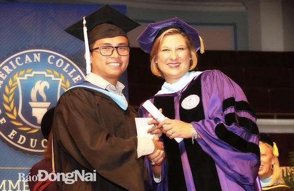 Anh Ma Trần Khánh (trái) nhận bằng thạc sĩ quản lý giáo dục tại Mỹ