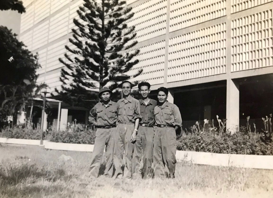 Nhà văn Hoàng Văn Bổn (thứ hai từ trái sang) cùng đồng đội trong Dinh Độc Lập ngày 30-4-1975.  Ảnh: TL gia đình