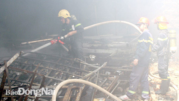 Lực lượng Cảnh sát phòng cháy, chữa cháy Công an tỉnh và Công an TP.Biên Hòa dập tắt đám cháy tại quán bar H5 cũ (P.Thống Nhất, TP.Biên Hòa) ngày 25-4. Ảnh: Đình Biên